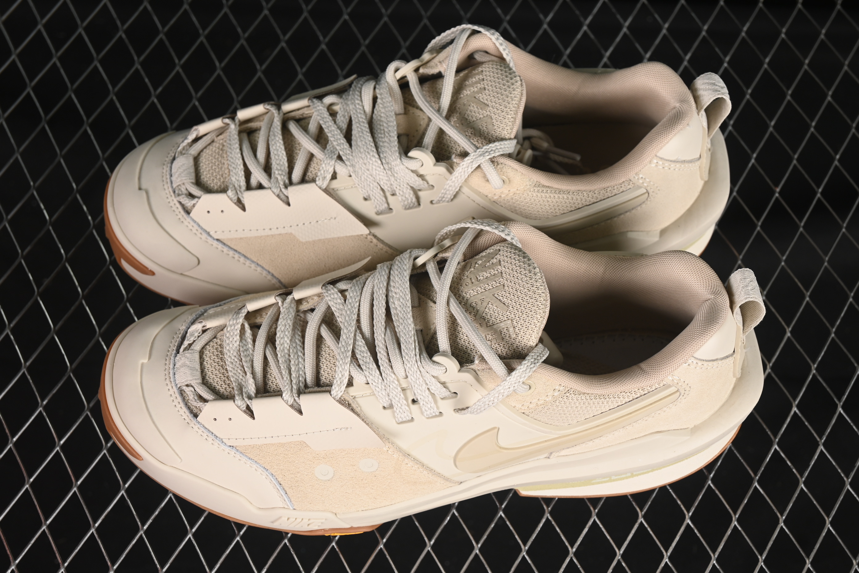 Nike Sacai Zegamadome SP Low-Top Lifestyle Sneakers with Functional Design - HQ8618-101