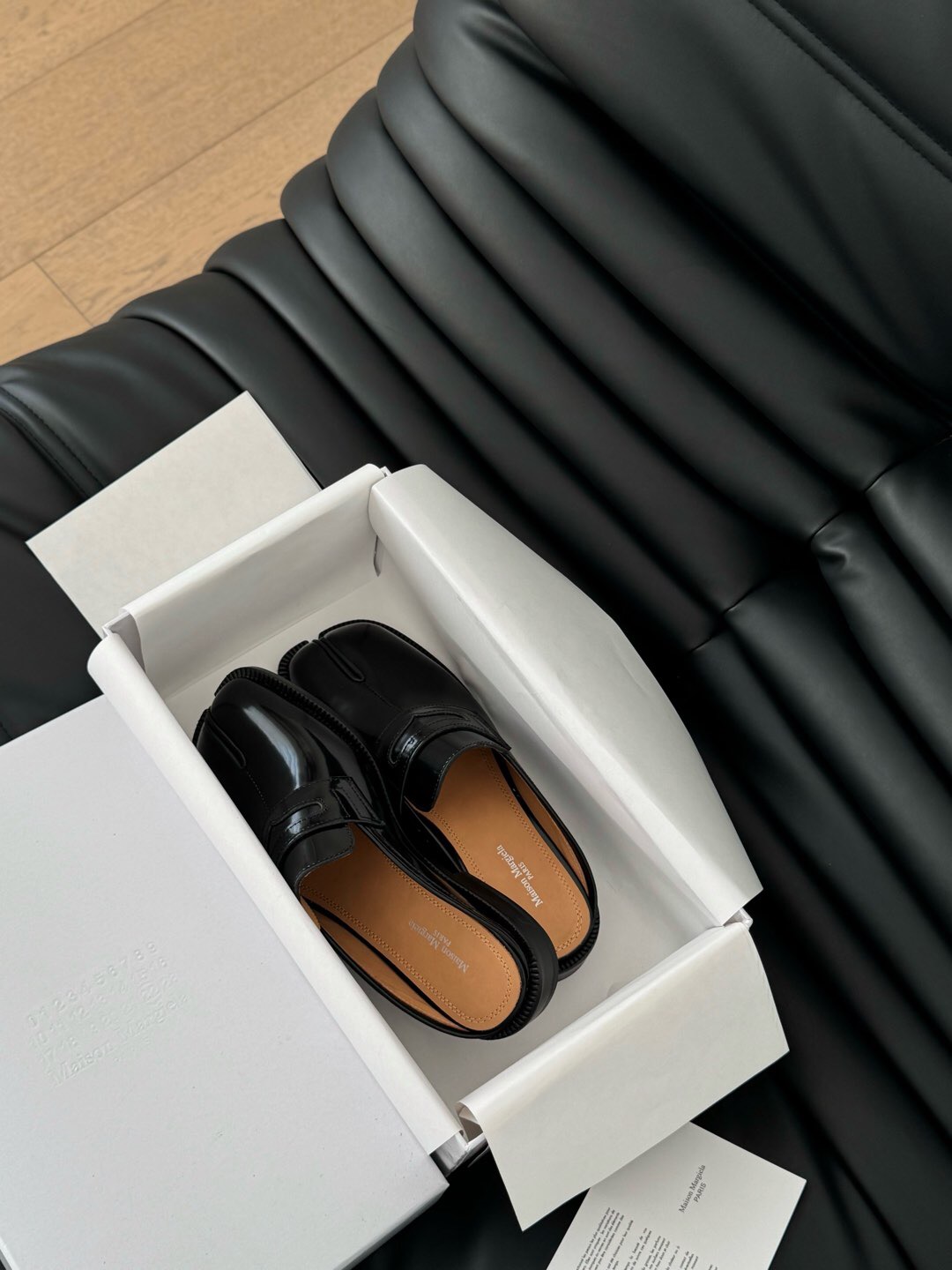 2025 Women MM6 Black Leather Tabi Loafers