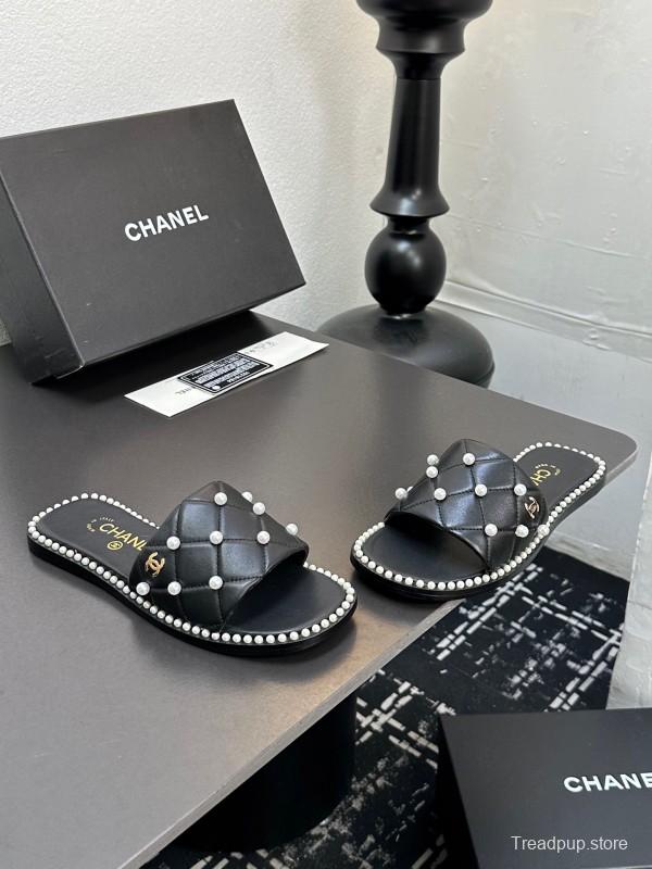 2025 Slippers CHANEL Black Leather Pearl Decor