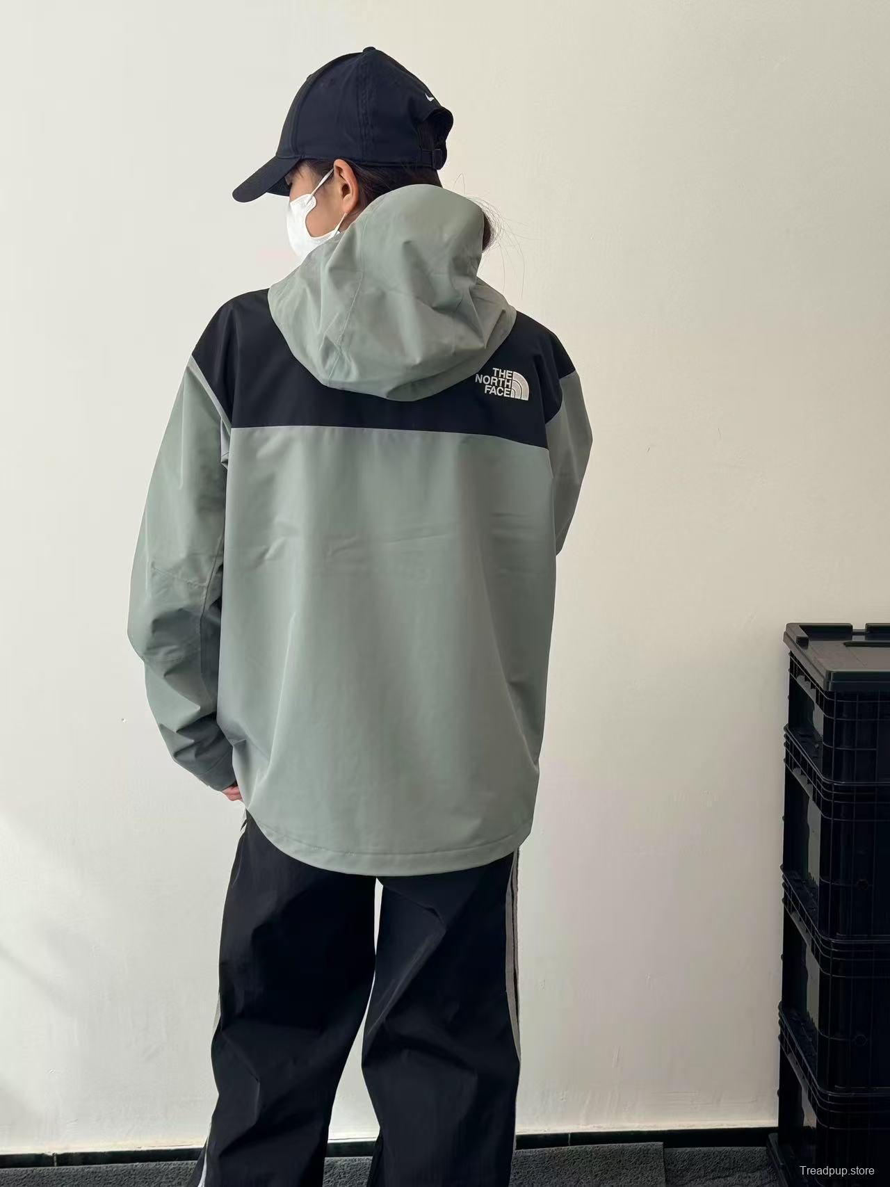 2025 The North Face Summit Series Technical Jacket - Cream/Black Colorblock with Dual-Zip Design