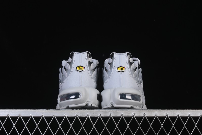 Nike Air Max Plus Retro Running Shoes with Air Cushion Technology - 852630-021