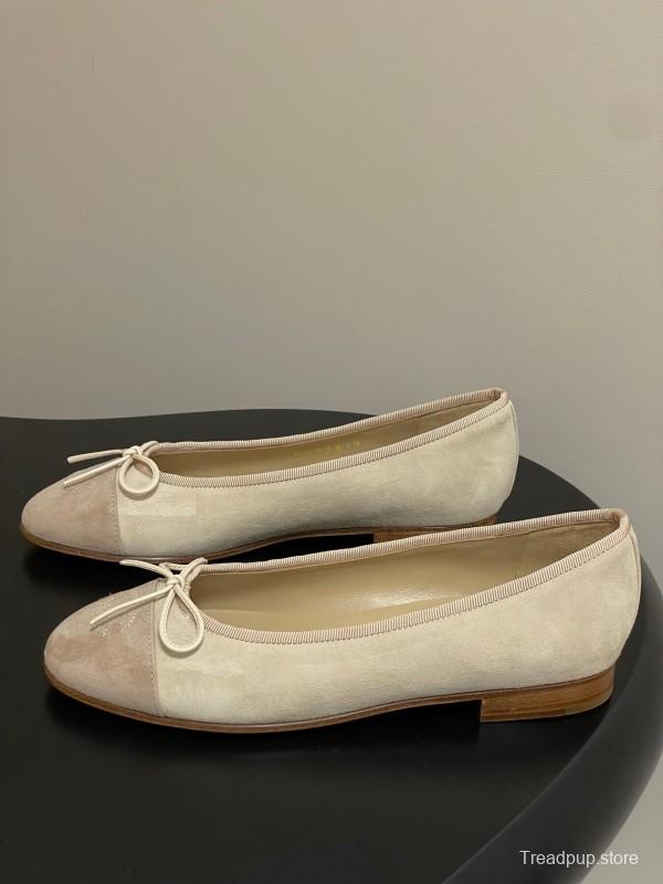 Chanel Ballet Flats with Bow Detail in Suede - KFY00300